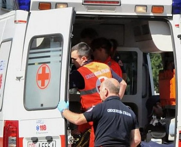 Incidente tra un'auto e una moto nei pressi dell'ospedale di Cittiglio: ferita una donna di 52 anni