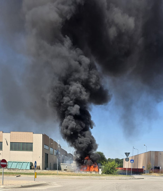 Rivalta di Torino, incendio nella zona industriale Pasta: vigili del fuoco in azione Rivalta di Torino, incendio nella zona industriale Pasta: vigili del fuoco in azione