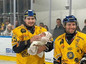 La vittoria più bella (5-2): papà Piroso mvp al giro di pista cullando la piccola Sofia La vittoria più bella (5-2): papà Piroso mvp al giro di pista cullando la piccola Sofia