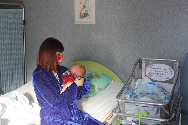 L’amore più forte del Covid, la mamma del primo torinese del 2022: “Abbiamo avuto paura, ma la vita va avanti” [VIDEO]