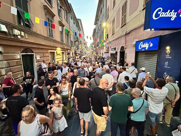 Sicurezza a Sestri, in piazza Baracca doppio presidio: comitati in marcia, ANPI contesta [DIRETTA]