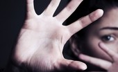 Quindici anni di incubo e violenze, in tribunale il racconto di una giovane madre maltrattata davanti alla figlia: "Non potevo neanche farmi la doccia"