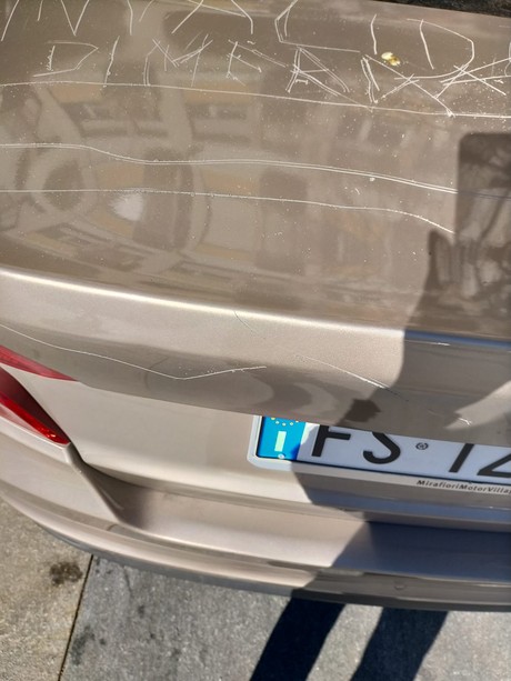 Niente euro al parcheggiatore abusivo, gli rigano l’auto con un cacciavite e incidono "Invalido di m***a" Niente euro al parcheggiatore abusivo, gli rigano l’auto con un cacciavite e incidono "Invalido di m***a"