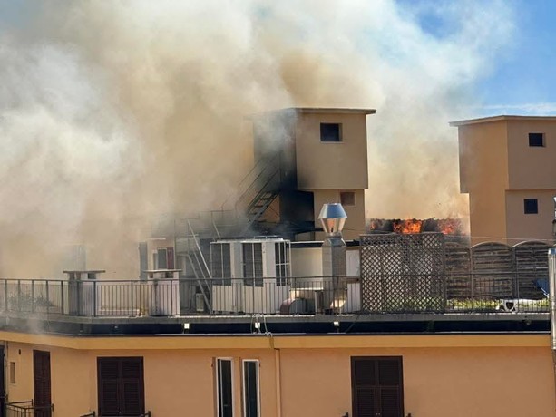 Alassio, incendio nella lavanderia di un hotel: evacuati clienti e personale