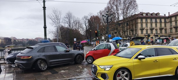 Scontro tra due auto alla Gran Madre: traffico in tilt, tram e bus deviati Scontro tra due auto alla Gran Madre: traffico in tilt, tram e bus deviati