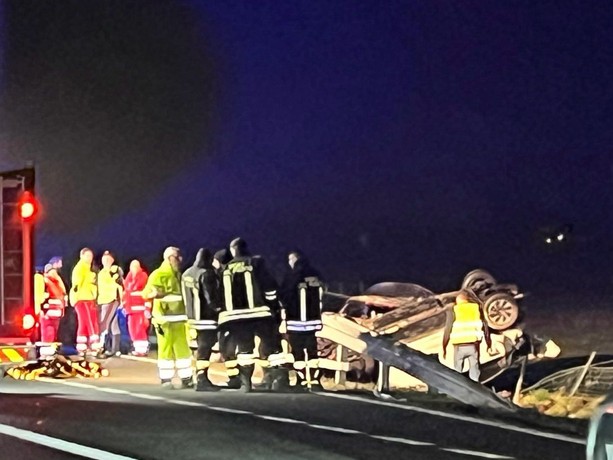 Si scontrano due auto e un furgone, morta una persona