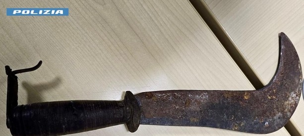 Si aggirava per Como con una roncola da 40 centimetri: bloccato dalla polizia Si aggirava per Como con una roncola da 40 centimetri: bloccato dalla polizia