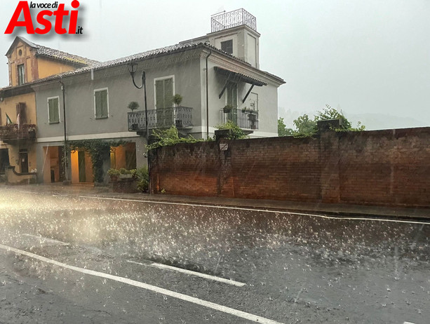 Arrivato il maltempo sull'Astigiano: violenta linea di temporali in discesa da nord [VIDEO]