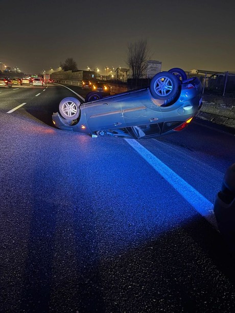 Schianto all'alba in tangenziale: due veicoli si scontrano e uno finisce ribaltato. Due feriti e lunghe code Schianto all'alba in tangenziale: due veicoli si scontrano e uno finisce ribaltato. Due feriti e lunghe code