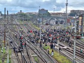 Sciopero generale per Gaza: manifestanti bloccano i binari dei treni, circolazione sospesa a Porta Nuova