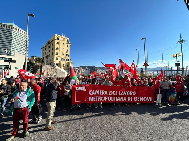 Genova si ferma: oltre duemila persone al corteo in solidarietà con gli attivisti della Flotilla arrestati. Sopraelevata bloccata