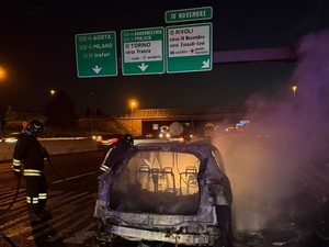 Veicolo in fiamme nella notte su corso Allamano: nessun ferito, traffico ancora bloccato