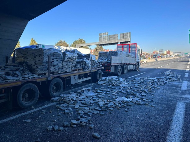Tangenziale in tilt: un camion ha perso il proprio carico all'altezza di corso Francia e dell'uscita IV novembre Tangenziale in tilt: un camion ha perso il proprio carico all'altezza di corso Francia e dell'uscita IV novembre