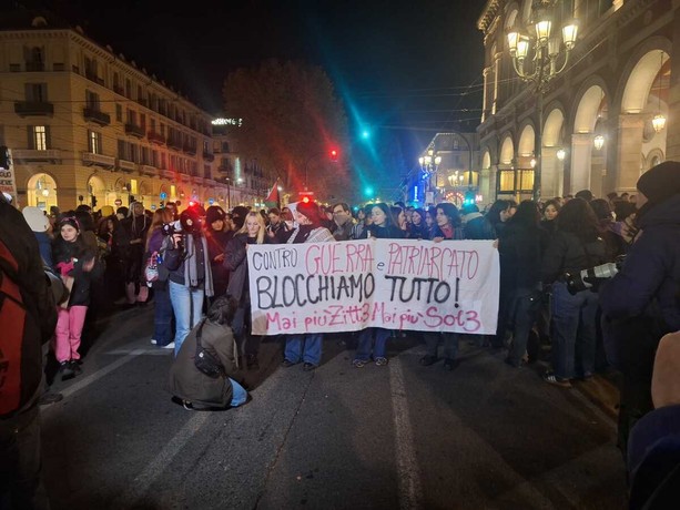&quot;Non Una Di Meno&quot;, a Torino in migliaia in marcia contro la violenza di genere: protesta davanti alla sede Rai