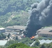 Maxi colonna di fumo nero a Cenesi: a fuoco la discarica (FOTO e VIDEO) Maxi colonna di fumo nero a Cenesi: a fuoco la discarica (FOTO e VIDEO)