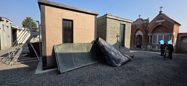 Tentato furto di rame al cimitero di Cavallermaggiore: quattordici cappelle profanate nella notte
