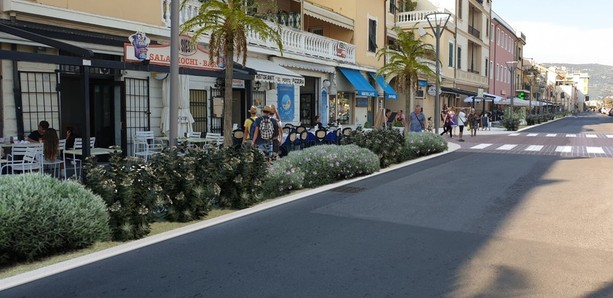 Molesta i passanti tra stazione e lungomare: bloccato a Pietra Ligure