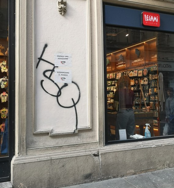 &quot;Predi una posizione stop al genocidio&quot;: decine di vetrine imbrattate nella notte