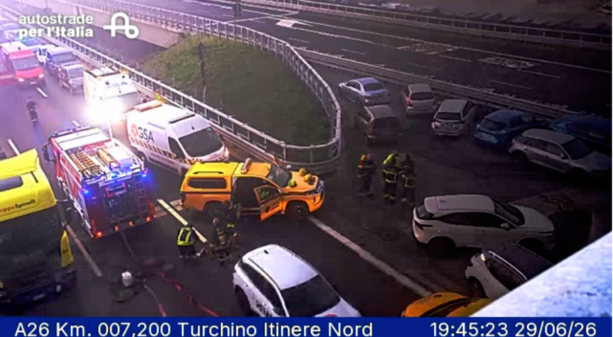 Auto in fiamme nella galleria Massimo Risso sulla A26: sei persone intossicate