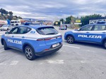 Evade dai domiciliari e tenta di rubare un paio di occhiali, poi aggredisce i poliziotti: arrestata 47enne a Savona