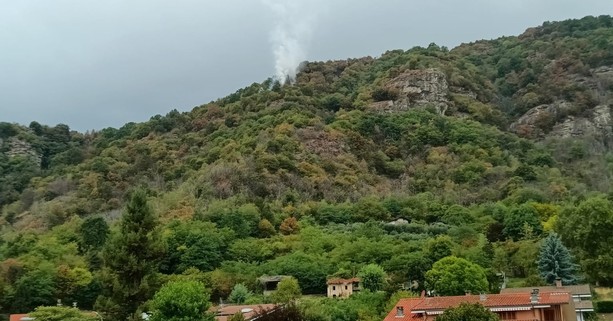 Mombracco, nuovo fronte di fumo alle Falesie di Leonardo: Aib e Vigili del Fuoco sul posto
