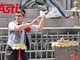 Illusionisti da tutto il mondo incantano piazza Roma: ad Asti le semifinali del Campionato di street magic [FOTO]