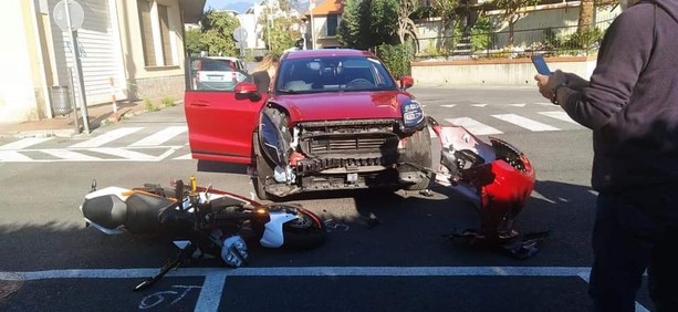 Loano, via Olivette "come circuito di Monza"? La richiesta di controlli stradali (FOTO) Loano, via Olivette "come circuito di Monza"? La richiesta di controlli stradali (FOTO)