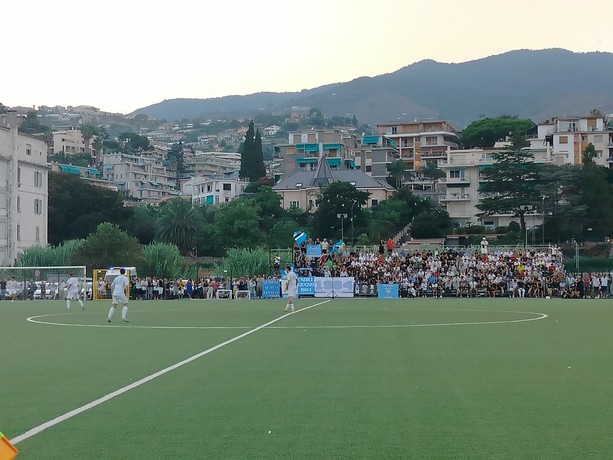 A Pian di Poma tutto esaurito per l'amichevole Sanremese-Pietra Ligure: ospite d'onore Youri Djorkaeff (Foto e video)