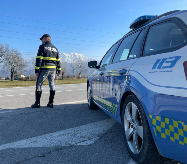 Autotrasportatore in stato di ebbrezza finisce fuori strada col camion. Nel sangue un tasso di alcol pari a 2,5 grammi per litro