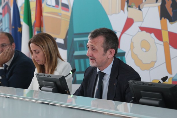 Delmastro si dimette da sottosegretario alla Giustizia. Pd e M5S: "Chiorino segua il suo esempio"