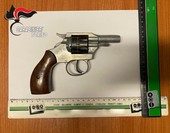 Litiga per un parcheggio e minaccia di morte la vicina con un revolver alla fronte