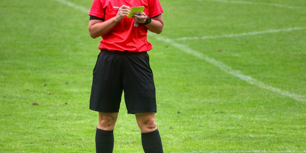 LA LETTERA. «Io, allenatore di una squadra di ragazzi, vedo arbitri intoccabili e lontani delle emozioni del campo. Questo sistema crea padroni in divisa invece che servitori del gioco» LA LETTERA. «Io, allenatore di una squadra di ragazzi, vedo arbitri intoccabili e lontani delle emozioni del campo. Questo sistema crea padroni in divisa invece che servitori del gioco»