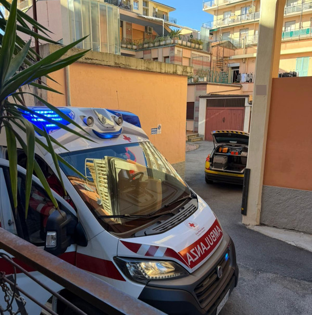 Ventimiglia, donna accoltellata precipita dal primo piano: si alza in volo l'elisoccorso (Foto)