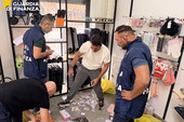 Giochi contraffatti e non sicuri: la Guardia di Finanza di Varese sequestra oltre 20 mila giocattoli e 300 dispositivi elettrici Giochi contraffatti e non sicuri: la Guardia di Finanza di Varese sequestra oltre 20 mila giocattoli e 300 dispositivi elettrici