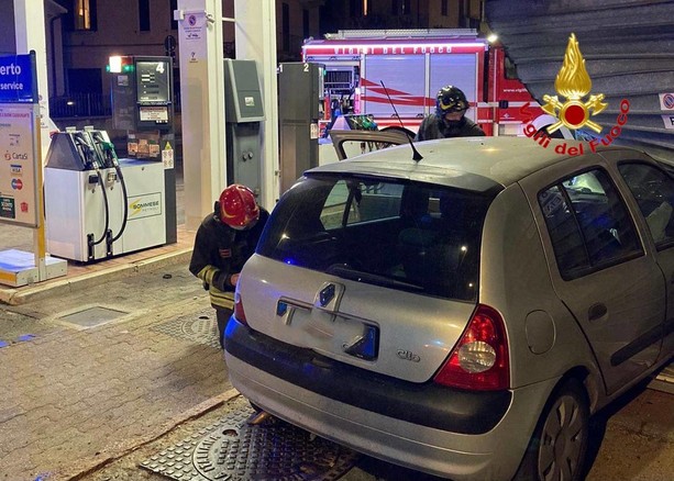 Varese, paura in viale Valganna. Auto finisce fuori strada e si schianta contro il distributore di benzina