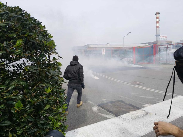 Tensioni da Leonardo: Pro Pal lanciano petardi e sassi, Polizia risponde con lacrimogeni [FOTO e VIDEO]