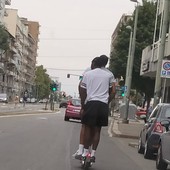 Monopattini selvaggi: in due o tre a bordo, senza casco e a tutta birra tra le auto