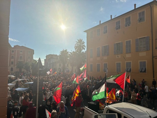 Imperia si blocca in difesa della Flotilla con bandiere, cori e proteste (foto)