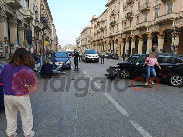 Scontro tra auto e moto nel centro di Cuneo: grave un ragazzo di 16 anni