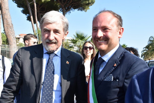 Termina a Ventimiglia il 'Bucci day': incontro e foto di rito sul Roya per la presentazione del progetto passerella (Foto)