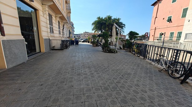 Sanremo, parcheggi selvaggi nell’area pedonale tra via Roma e via Nino Bixio: scooter, moto e biciclette abbandonate Sanremo, parcheggi selvaggi nell’area pedonale tra via Roma e via Nino Bixio: scooter, moto e biciclette abbandonate