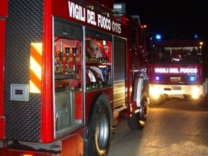 Notte complessa per i vigili del fuoco, con un furgone in fiamme e un mezzo in un dirupo Notte complessa per i vigili del fuoco, con un furgone in fiamme e un mezzo in un dirupo