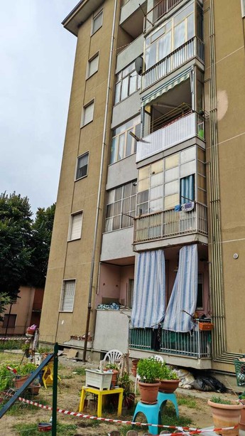 Via Fenoglio, il nuovo crollo riapre il caso delle case Atc: "Era tutto già segnalato" Via Fenoglio, il nuovo crollo riapre il caso delle case Atc: "Era tutto già segnalato"