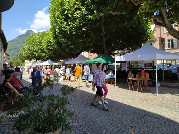 A Torre Pellice artisti ed hobbisti in strada anche ad agosto A Torre Pellice artisti ed hobbisti in strada anche ad agosto