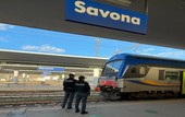 Senza biglietto, inveisce contro il capotreno e colpisce due agenti della Polfer: arrestato