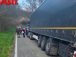 Bilico fuori strada a Vaglio Serra, traffico bloccato in Valdivaglio