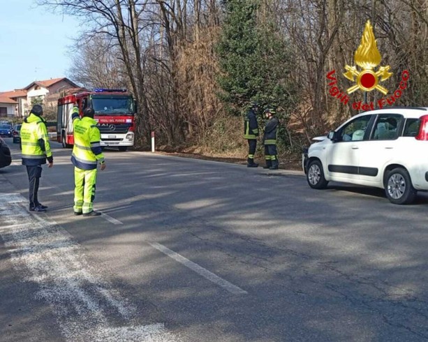 Incidente a Jerago: cinque persone soccorse dopo lo schianto Incidente a Jerago: cinque persone soccorse dopo lo schianto