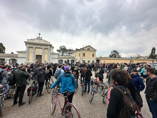 Parole di vita e campanelli di bici per Gabriele: l'ultimo saluto all'attivista ciclabile più sorridente e tenace di Torino [FOTO e VIDEO]