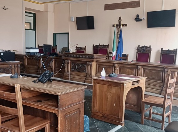 Patrigno accusato di abusi sul 'figliastro', ma in aula la madre nega tutto