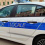 Spacciava spostandosi in auto con targhe contraffatte e senza patente: arrestato a Finale, dalla Polizia locale, un 30enne